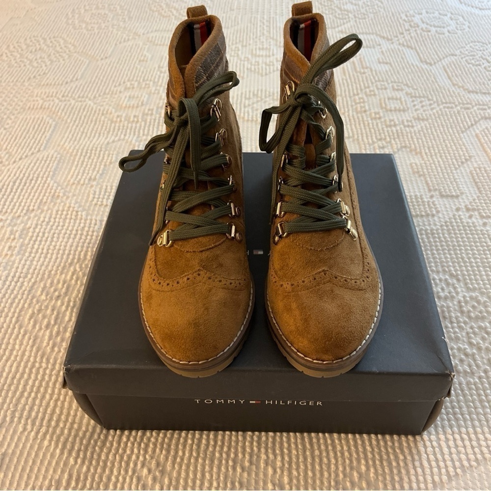 Tommy Hilfiger TWOllia 3 lace up tan boots. Size 7. NWB.